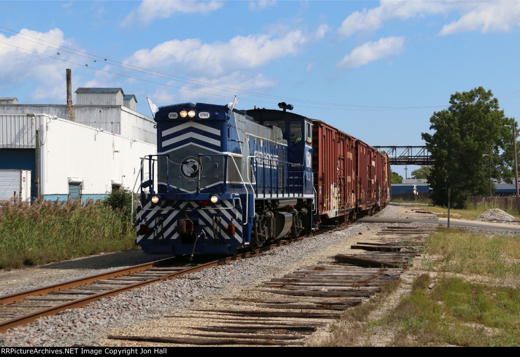 Tiw from the abandoned second traffic still linger as 1501 rolls by